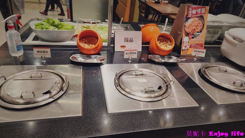 【台南美食餐廳】*橫濱牛排 台南三井店*，在台南三井Outlet 2F，有各種排餐跟義大利麵，還有附自助沙拉吧，最推沙拉吧的咖哩飯跟湯品!!!