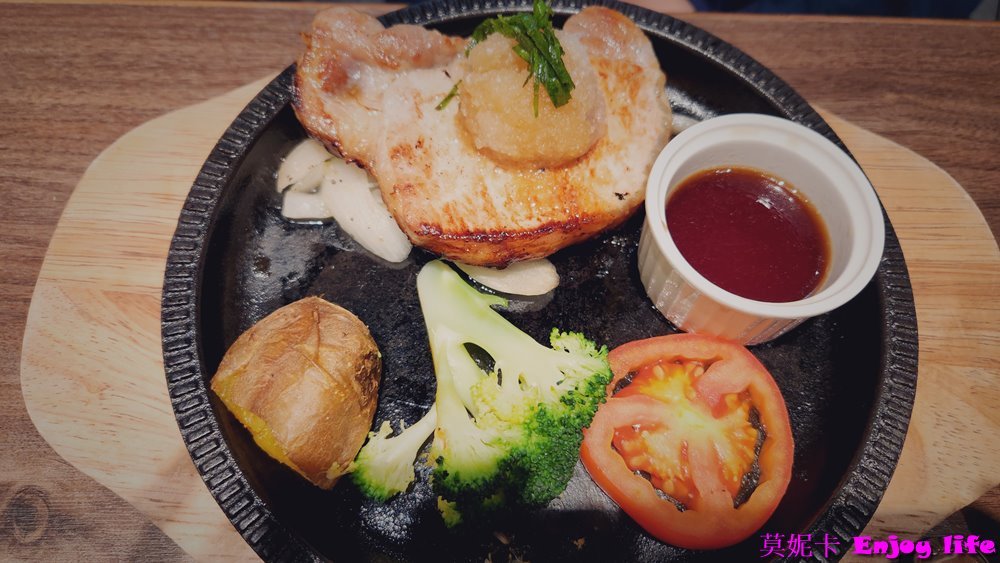 【台南美食餐廳】*橫濱牛排 台南三井店*，在台南三井Outlet 2F，有各種排餐跟義大利麵，還有附自助沙拉吧，最推沙拉吧的咖哩飯跟湯品!!!