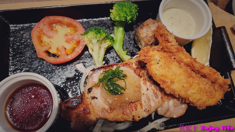 【台南美食餐廳】*橫濱牛排 台南三井店*，在台南三井Outlet 2F，有各種排餐跟義大利麵，還有附自助沙拉吧，最推沙拉吧的咖哩飯跟湯品!!!