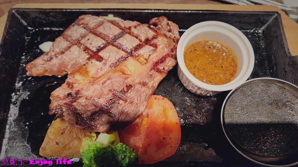 【台南美食餐廳】*橫濱牛排 台南三井店*，在台南三井Outlet 2F，有各種排餐跟義大利麵，還有附自助沙拉吧，最推沙拉吧的咖哩飯跟湯品!!!