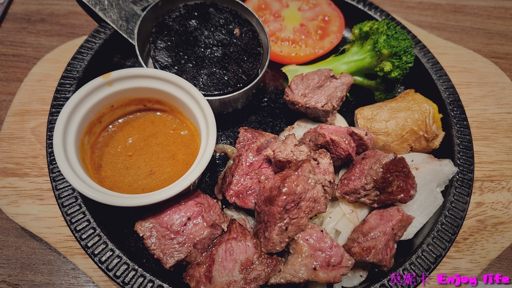 【台南美食餐廳】*橫濱牛排 台南三井店*，在台南三井Outlet 2F，有各種排餐跟義大利麵，還有附自助沙拉吧，最推沙拉吧的咖哩飯跟湯品!!!