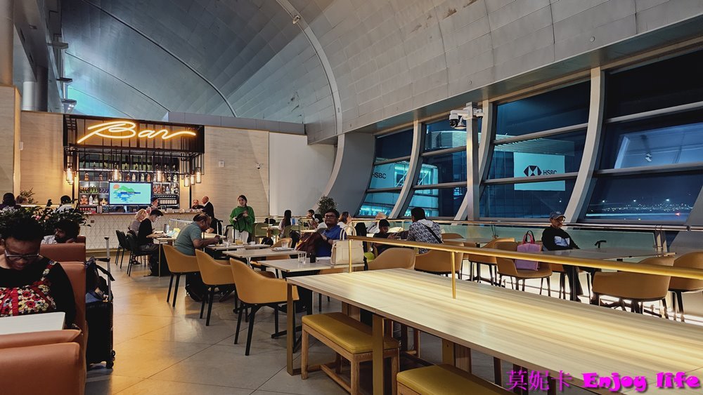 【杜拜機場】*杜拜機場貴賓室marhaba Lounge*，有各種漢堡三明治，還有香濃順口的咖啡，轉機空檔時間可以來這裡休息吃小點心。