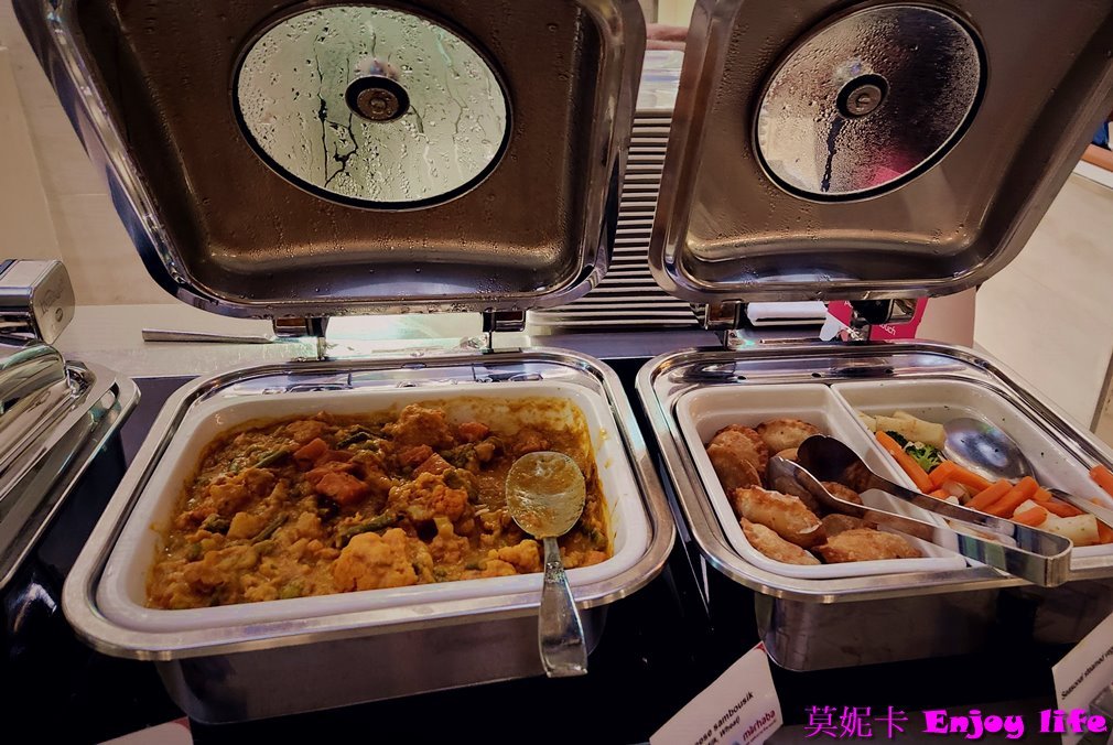 【杜拜機場】*杜拜機場貴賓室marhaba Lounge*，有各種漢堡三明治，還有香濃順口的咖啡，轉機空檔時間可以來這裡休息吃小點心。