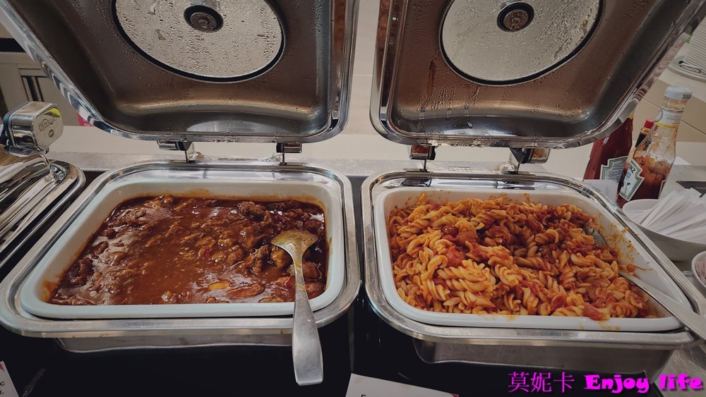 【杜拜機場】*杜拜機場貴賓室marhaba Lounge*，有各種漢堡三明治，還有香濃順口的咖啡，轉機空檔時間可以來這裡休息吃小點心。