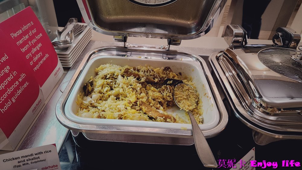 【杜拜機場】*杜拜機場貴賓室marhaba Lounge*，有各種漢堡三明治，還有香濃順口的咖啡，轉機空檔時間可以來這裡休息吃小點心。