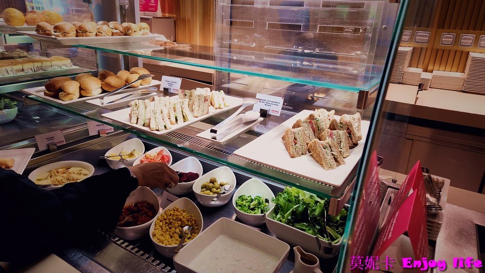 【杜拜機場】*杜拜機場貴賓室marhaba Lounge*，有各種漢堡三明治，還有香濃順口的咖啡，轉機空檔時間可以來這裡休息吃小點心。
