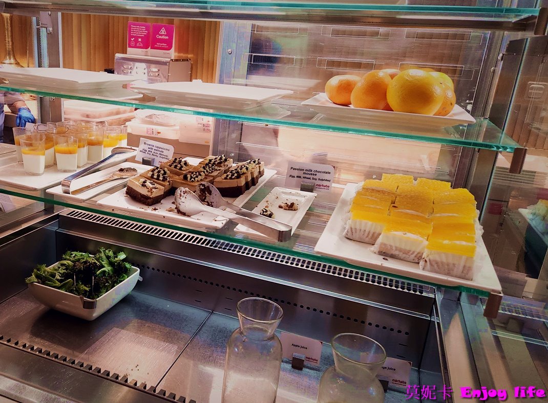 【杜拜機場】*杜拜機場貴賓室marhaba Lounge*，有各種漢堡三明治，還有香濃順口的咖啡，轉機空檔時間可以來這裡休息吃小點心。