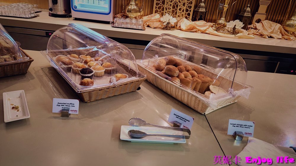 【杜拜機場】*杜拜機場貴賓室marhaba Lounge*，有各種漢堡三明治，還有香濃順口的咖啡，轉機空檔時間可以來這裡休息吃小點心。