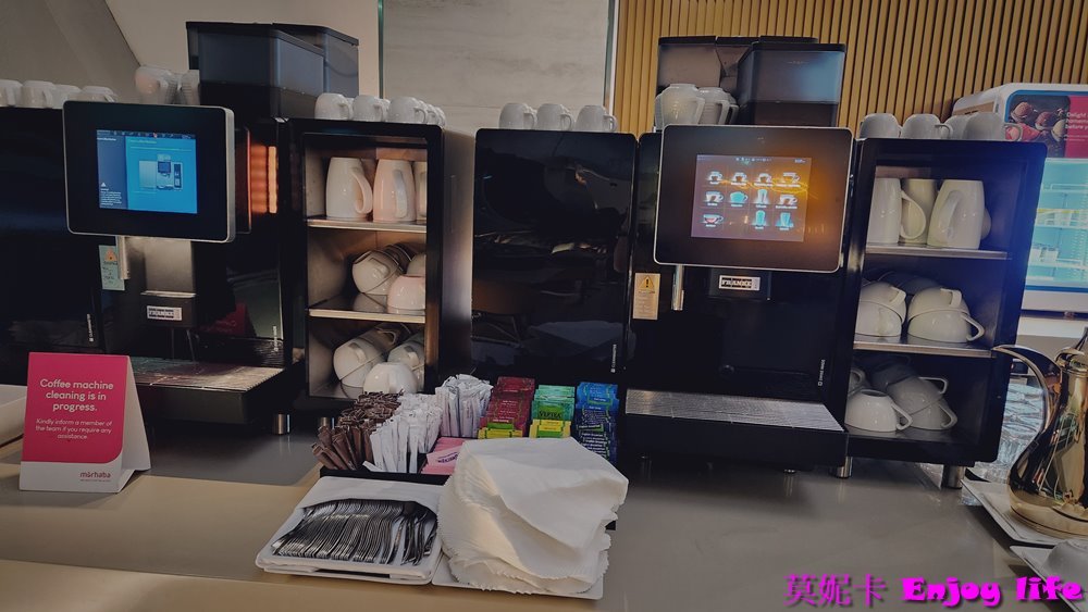 【杜拜機場】*杜拜機場貴賓室marhaba Lounge*，有各種漢堡三明治，還有香濃順口的咖啡，轉機空檔時間可以來這裡休息吃小點心。