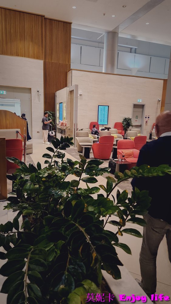 【杜拜機場】*杜拜機場貴賓室marhaba Lounge*，有各種漢堡三明治，還有香濃順口的咖啡，轉機空檔時間可以來這裡休息吃小點心。