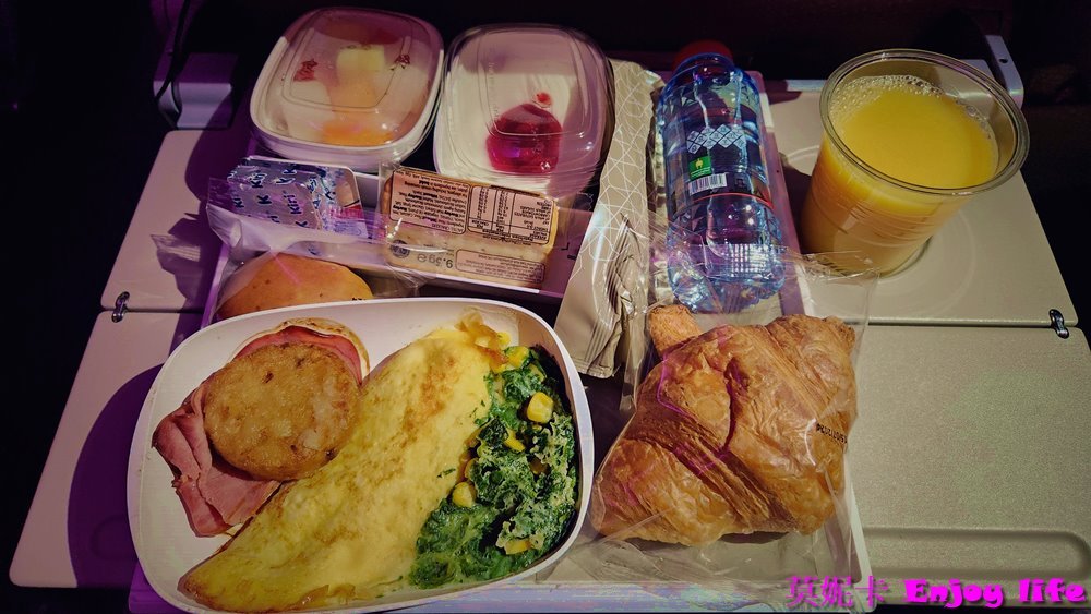 【阿聯酋航空經濟艙】台北飛歐洲中轉杜拜，搭乘阿聯酋航空A380-800，阿聯酋航空經濟艙座位區空間大，有豐富飛機餐，影音娛樂有Disney+及漫威全系列等超多電影及電視節目可以看!!!