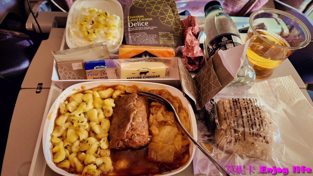 【阿聯酋航空經濟艙】台北飛歐洲中轉杜拜，搭乘阿聯酋航空A380-800，阿聯酋航空經濟艙座位區空間大，有豐富飛機餐，影音娛樂有Disney+及漫威全系列等超多電影及電視節目可以看!!!