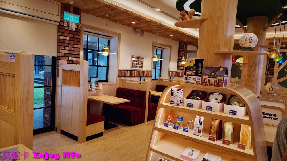 【台南美食餐廳】Komeda's Coffee客美多台南平實公園店，來自名古屋的特色咖啡店，早餐只要點飲料就附贈美味吐司！