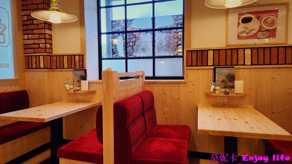 【台南美食餐廳】Komeda's Coffee客美多台南平實公園店，來自名古屋的特色咖啡店，早餐只要點飲料就附贈美味吐司！