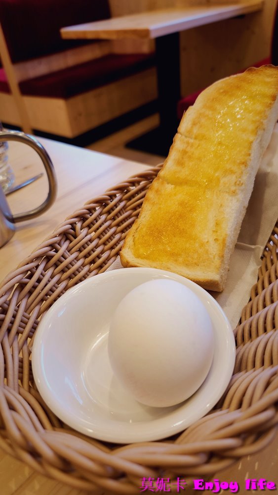 【台南美食餐廳】Komeda's Coffee客美多台南平實公園店，來自名古屋的特色咖啡店，早餐只要點飲料就附贈美味吐司！