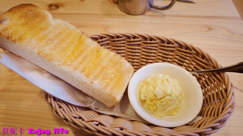 【台南美食餐廳】Komeda's Coffee客美多台南平實公園店，來自名古屋的特色咖啡店，早餐只要點飲料就附贈美味吐司！