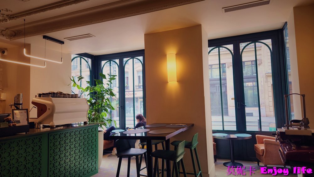 【巴黎住宿】*Hotel le belleval勒貝勒瓦爾酒店*，巴黎第8區住宿，離主要景點都不遠，附近有火車，地鐵，及公車站，走路6分鐘就可以到春天百貨，附近還有家樂福超市跟星巴克!!!房間超漂亮舒適，早餐好吃，地點超讚的飯店!!!