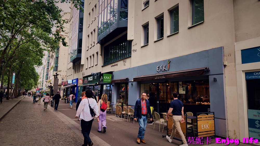 【巴黎景點】*龐畢度 巴黎藝術中心 Centre Georges Pompidou*，巴黎最大當代藝術收藏館，登上最高觀景台，可以看到巴黎鐵塔等景點建築!!!