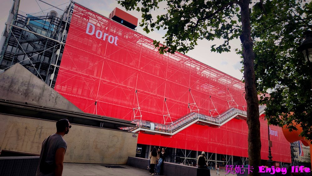 【巴黎景點】*龐畢度 巴黎藝術中心 Centre Georges Pompidou*，巴黎最大當代藝術收藏館，登上最高觀景台，可以看到巴黎鐵塔等景點建築!!!