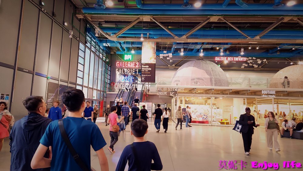 【巴黎景點】*龐畢度 巴黎藝術中心 Centre Georges Pompidou*，巴黎最大當代藝術收藏館，登上最高觀景台，可以看到巴黎鐵塔等景點建築!!!