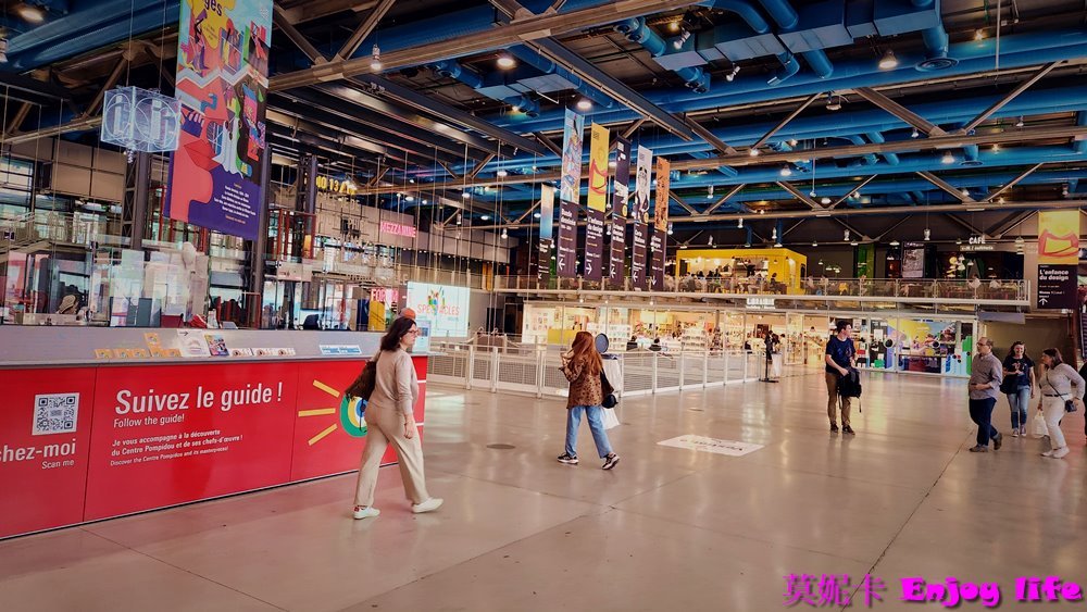 【巴黎景點】*龐畢度 巴黎藝術中心 Centre Georges Pompidou*，巴黎最大當代藝術收藏館，登上最高觀景台，可以看到巴黎鐵塔等景點建築!!!