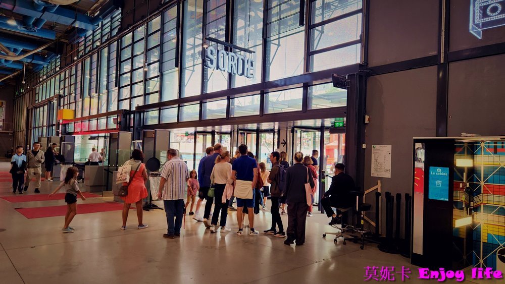 【巴黎景點】*龐畢度 巴黎藝術中心 Centre Georges Pompidou*，巴黎最大當代藝術收藏館，登上最高觀景台，可以看到巴黎鐵塔等景點建築!!!