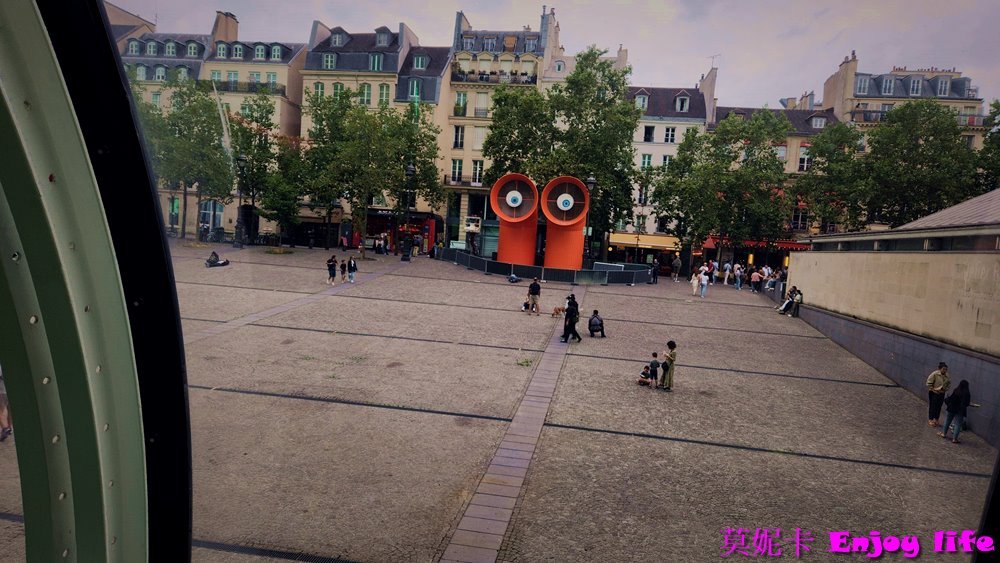 【巴黎景點】*龐畢度 巴黎藝術中心 Centre Georges Pompidou*，巴黎最大當代藝術收藏館，登上最高觀景台，可以看到巴黎鐵塔等景點建築!!!