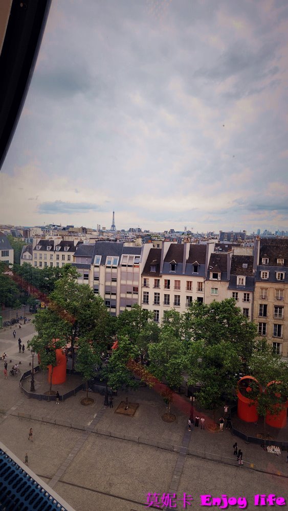 【巴黎景點】*龐畢度 巴黎藝術中心 Centre Georges Pompidou*，巴黎最大當代藝術收藏館，登上最高觀景台，可以看到巴黎鐵塔等景點建築!!!