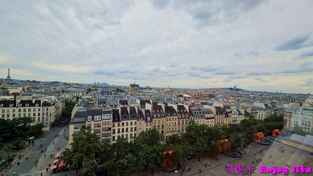 【巴黎景點】*龐畢度 巴黎藝術中心 Centre Georges Pompidou*，巴黎最大當代藝術收藏館，登上最高觀景台，可以看到巴黎鐵塔等景點建築!!!