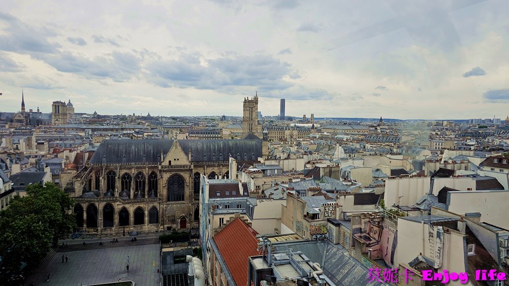 【巴黎景點】*龐畢度 巴黎藝術中心 Centre Georges Pompidou*，巴黎最大當代藝術收藏館，登上最高觀景台，可以看到巴黎鐵塔等景點建築!!!