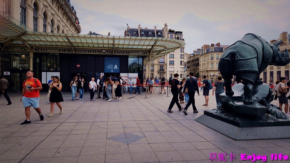 【巴黎景點】*奧賽博物館Musée d'Orsay*，裡面有知名的米勒，梵谷，莫內，及雷諾瓦畫作，還有各種畫作跟收藏，可以看到多幅知名畫作的博物館!!!