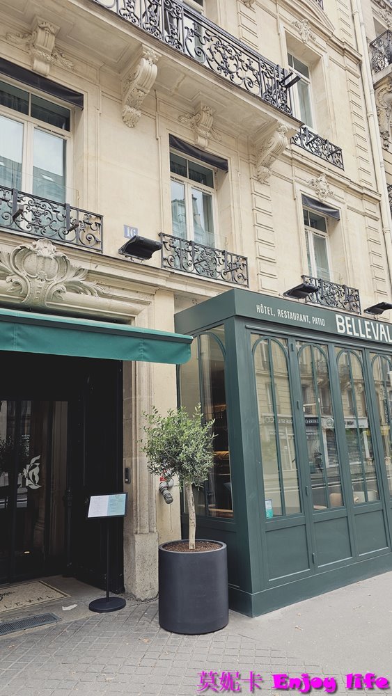 【巴黎住宿】*Hotel le belleval勒貝勒瓦爾酒店*，巴黎第8區住宿，離主要景點都不遠，附近有火車，地鐵，及公車站，走路6分鐘就可以到春天百貨，附近還有家樂福超市跟星巴克!!!房間超漂亮舒適，早餐好吃，地點超讚的飯店!!!