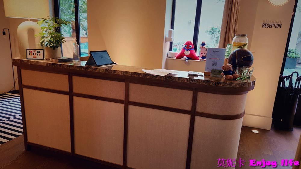【巴黎住宿】*Hotel le belleval勒貝勒瓦爾酒店*，巴黎第8區住宿，離主要景點都不遠，附近有火車，地鐵，及公車站，走路6分鐘就可以到春天百貨，附近還有家樂福超市跟星巴克!!!房間超漂亮舒適，早餐好吃，地點超讚的飯店!!!
