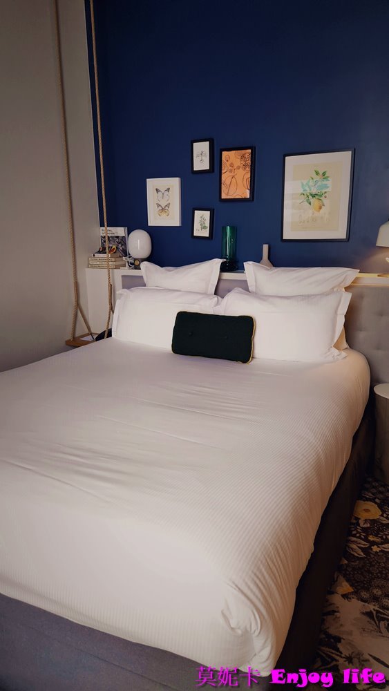 【巴黎住宿】*Hotel le belleval勒貝勒瓦爾酒店*，巴黎第8區住宿，離主要景點都不遠，附近有火車，地鐵，及公車站，走路6分鐘就可以到春天百貨，附近還有家樂福超市跟星巴克!!!房間超漂亮舒適，早餐好吃，地點超讚的飯店!!!