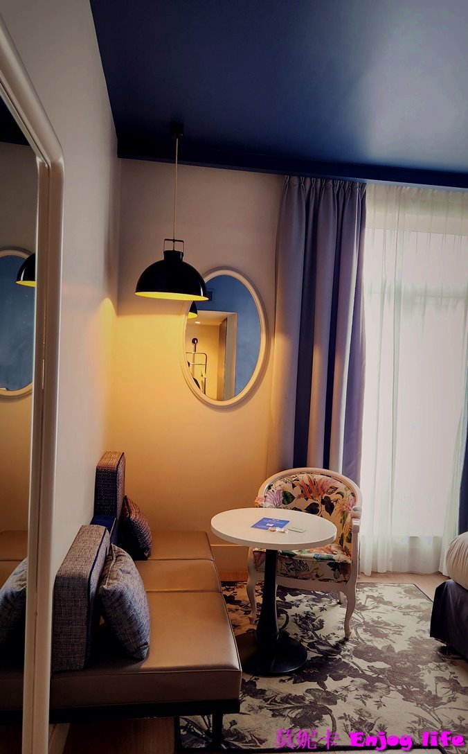 【巴黎住宿】*Hotel le belleval勒貝勒瓦爾酒店*，巴黎第8區住宿，離主要景點都不遠，附近有火車，地鐵，及公車站，走路6分鐘就可以到春天百貨，附近還有家樂福超市跟星巴克!!!房間超漂亮舒適，早餐好吃，地點超讚的飯店!!!