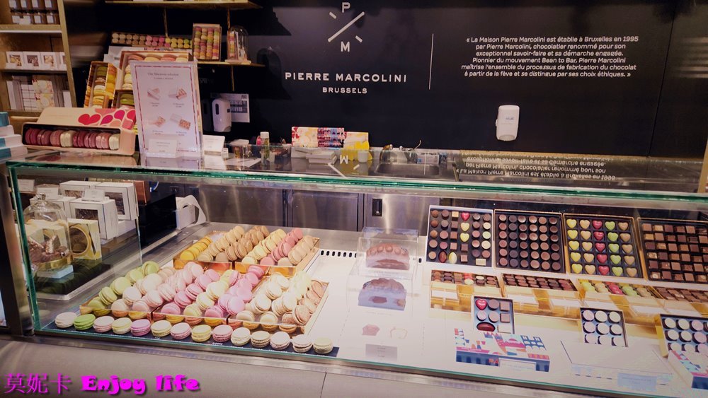 【巴黎美食】*Pierre Marcolini馬卡龍*，就在拉法葉百貨香榭店B1美食街，以巧克力聞名，馬卡龍卻意外地好吃，個人推薦來巴黎必吃Pierre Marcolini馬卡龍!!!