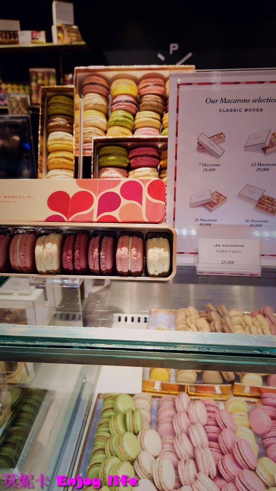 【巴黎美食】*Pierre Marcolini馬卡龍*，就在拉法葉百貨香榭店B1美食街，以巧克力聞名，馬卡龍卻意外地好吃，個人推薦來巴黎必吃Pierre Marcolini馬卡龍!!!