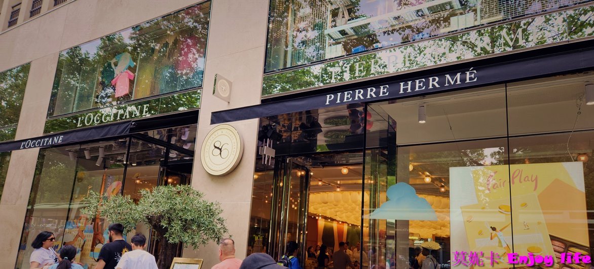 【巴黎美食】*法國馬卡龍 Pierre Hermé Paris*，就在香榭大道上，店內有各種口味的馬卡龍跟甜點，馬卡龍微脆又鬆軟好吃!!!
