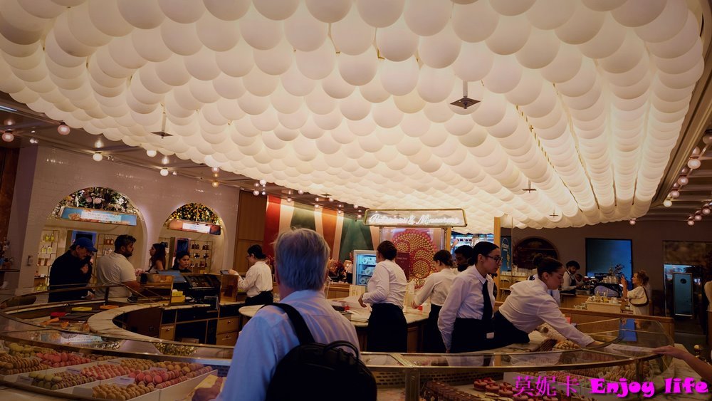 【巴黎美食】*法國馬卡龍 Pierre Hermé Paris*，就在香榭大道上，店內有各種口味的馬卡龍跟甜點，馬卡龍微脆又鬆軟好吃!!!