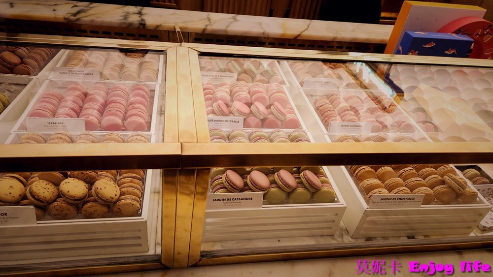 【巴黎美食】*法國馬卡龍 Pierre Hermé Paris*，就在香榭大道上，店內有各種口味的馬卡龍跟甜點，馬卡龍微脆又鬆軟好吃!!!