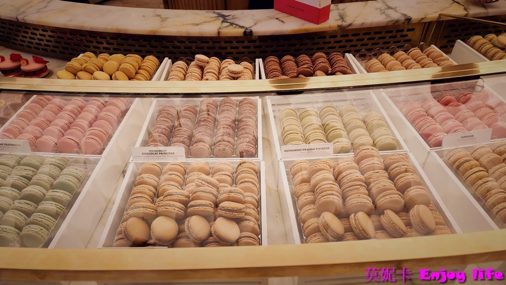 【巴黎美食】*法國馬卡龍 Pierre Hermé Paris*，就在香榭大道上，店內有各種口味的馬卡龍跟甜點，馬卡龍微脆又鬆軟好吃!!!