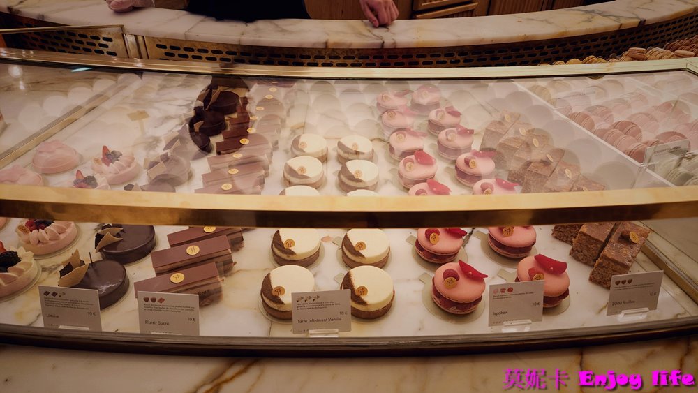 【巴黎美食】*法國馬卡龍 Pierre Hermé Paris*，就在香榭大道上，店內有各種口味的馬卡龍跟甜點，馬卡龍微脆又鬆軟好吃!!!