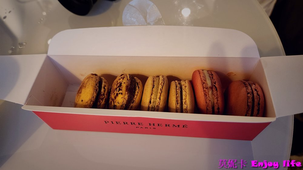 【巴黎美食】*法國馬卡龍 Pierre Hermé Paris*，就在香榭大道上，店內有各種口味的馬卡龍跟甜點，馬卡龍微脆又鬆軟好吃!!!