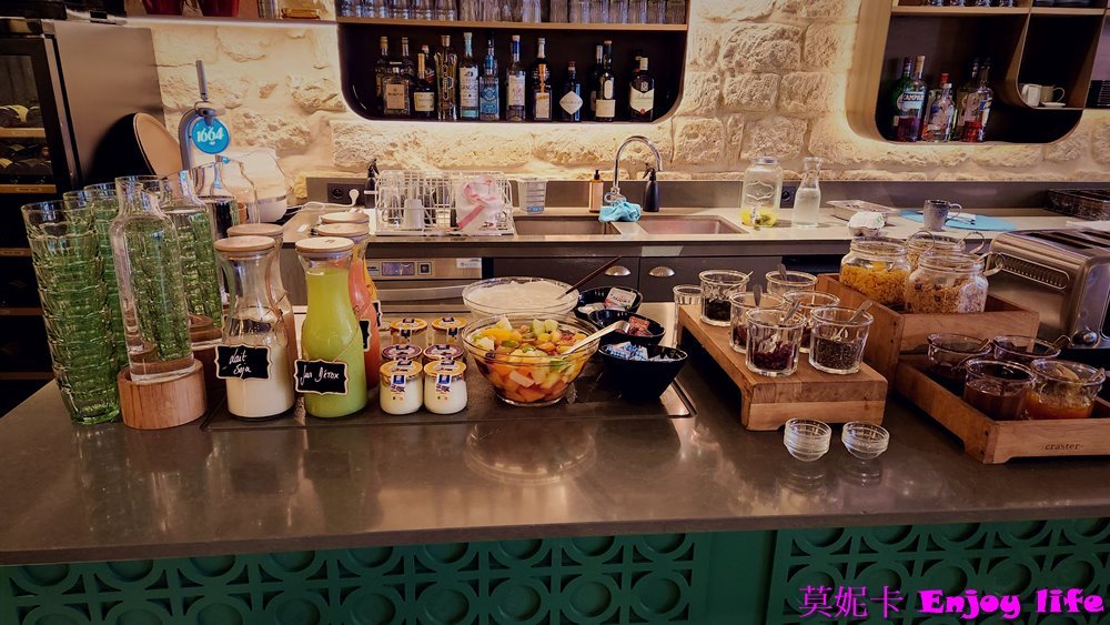 【巴黎住宿】*Hotel le belleval勒貝勒瓦爾酒店*，巴黎第8區住宿，離主要景點都不遠，附近有火車，地鐵，及公車站，走路6分鐘就可以到春天百貨，附近還有家樂福超市跟星巴克!!!房間超漂亮舒適，早餐好吃，地點超讚的飯店!!!