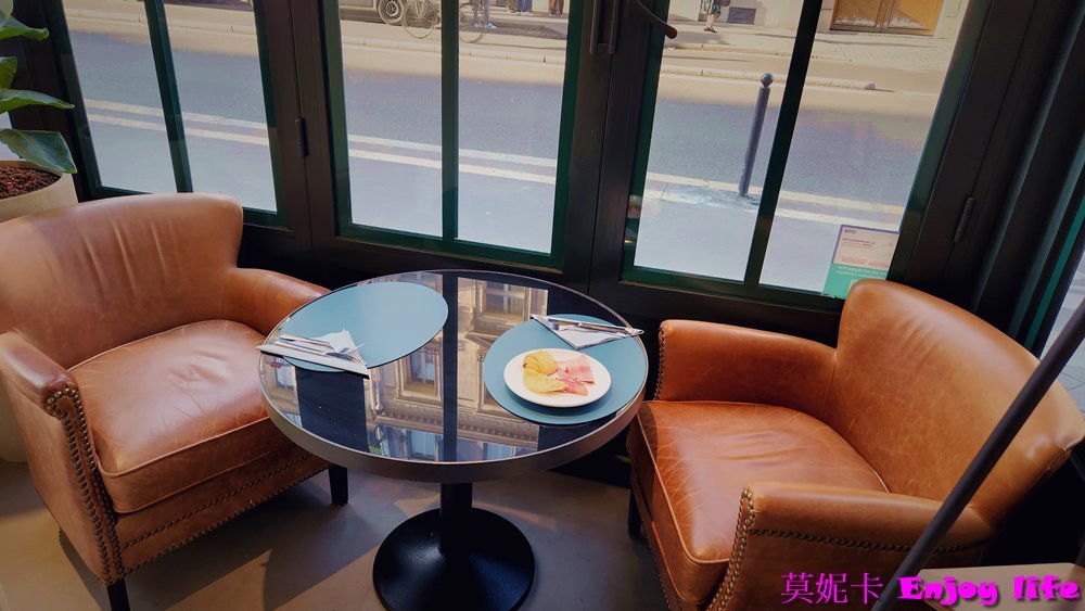 【巴黎住宿】*Hotel le belleval勒貝勒瓦爾酒店*，巴黎第8區住宿，離主要景點都不遠，附近有火車，地鐵，及公車站，走路6分鐘就可以到春天百貨，附近還有家樂福超市跟星巴克!!!房間超漂亮舒適，早餐好吃，地點超讚的飯店!!!