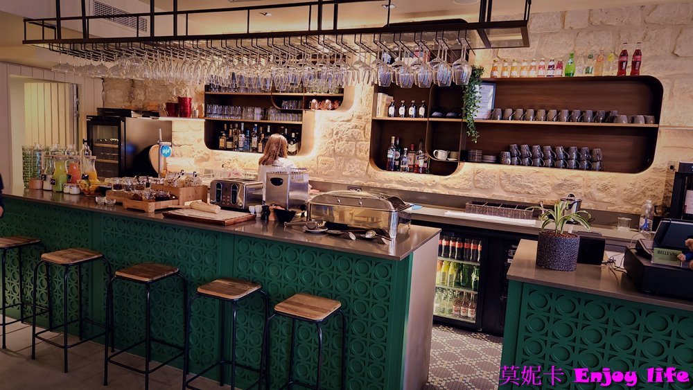 【巴黎住宿】*Hotel le belleval勒貝勒瓦爾酒店*，巴黎第8區住宿，離主要景點都不遠，附近有火車，地鐵，及公車站，走路6分鐘就可以到春天百貨，附近還有家樂福超市跟星巴克!!!房間超漂亮舒適，早餐好吃，地點超讚的飯店!!!