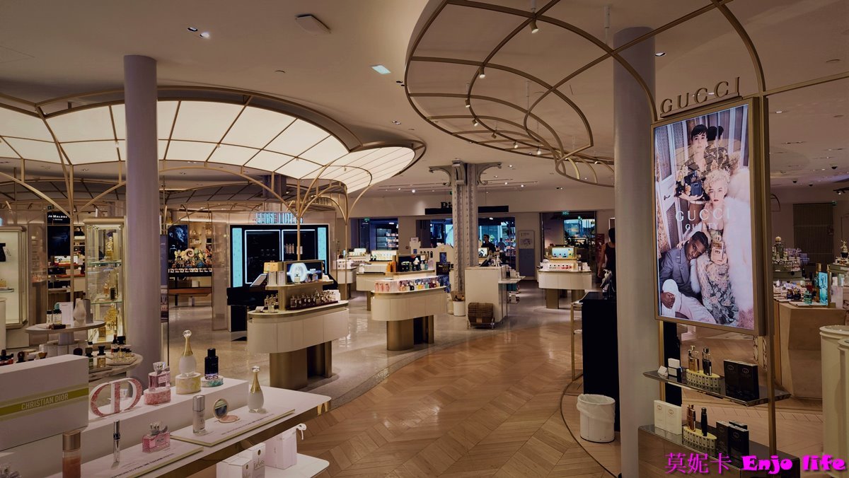 【巴黎景點】*Samaritaine Paris Pont-Neuf莎瑪麗丹百貨*， 周杰倫MV拍攝點，位於塞納河畔，羅浮宮附近，透明的玻璃屋頂搭配上旁邊的美麗壁畫，古典又現代的美麗百貨!!!