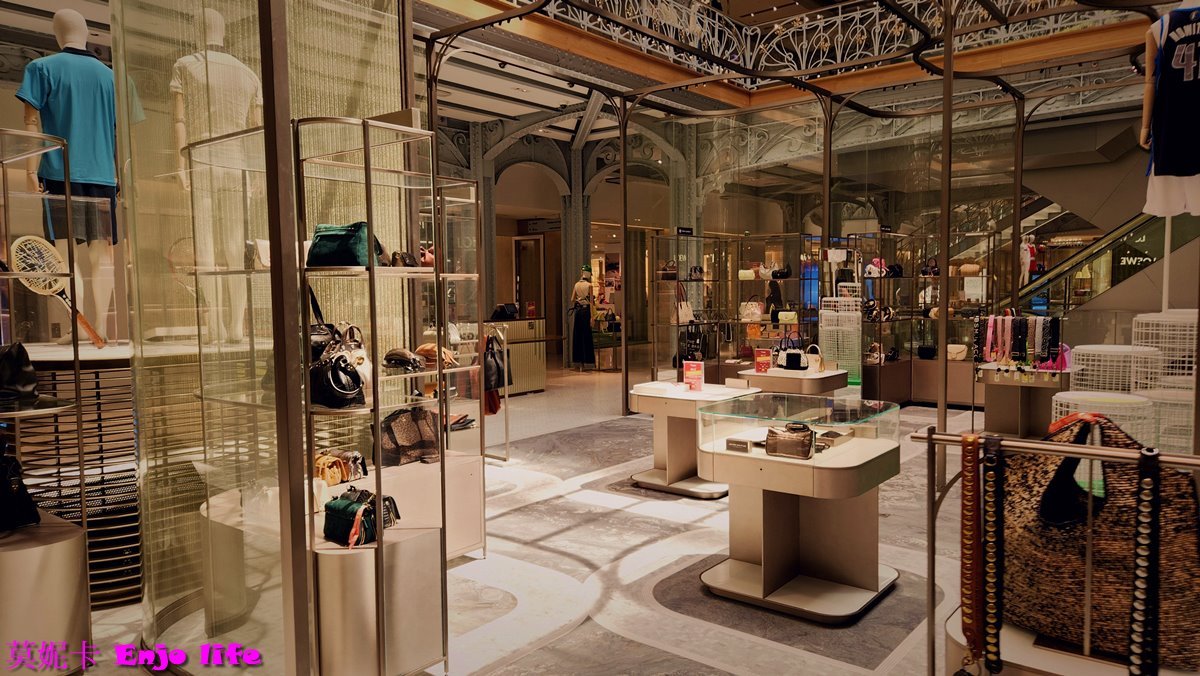 【巴黎景點】*Samaritaine Paris Pont-Neuf莎瑪麗丹百貨*， 周杰倫MV拍攝點，位於塞納河畔，羅浮宮附近，透明的玻璃屋頂搭配上旁邊的美麗壁畫，古典又現代的美麗百貨!!!