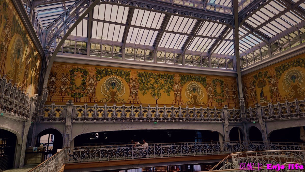 【巴黎景點】*Samaritaine Paris Pont-Neuf莎瑪麗丹百貨*， 周杰倫MV拍攝點，位於塞納河畔，羅浮宮附近，透明的玻璃屋頂搭配上旁邊的美麗壁畫，古典又現代的美麗百貨!!!