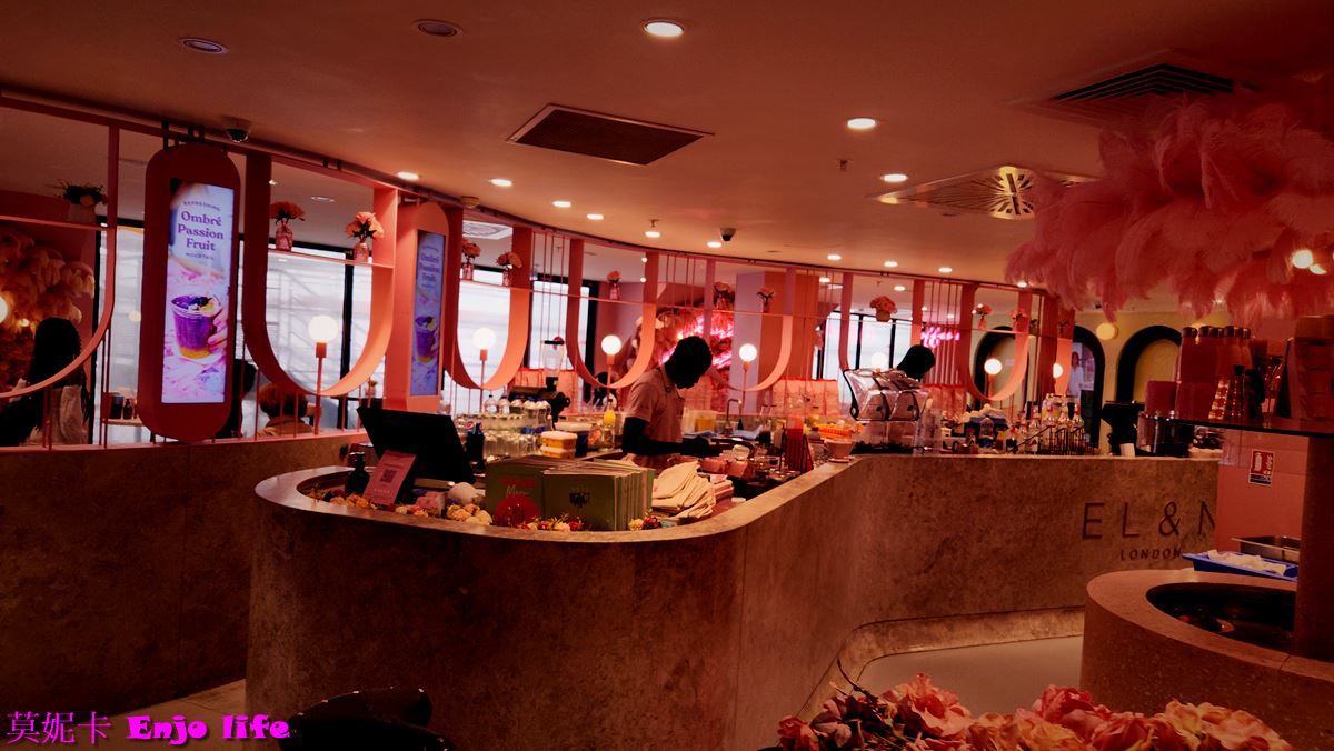 【巴黎美食餐廳】*EL&N London網紅咖啡廳 巴黎老佛爺店*，倫敦最知名的網紅咖啡館，在巴黎拉法葉百貨，全店以粉色裝潢，有超漂亮的粉色玫瑰牆，提供各式早午餐，多樣夢幻飲料!!!